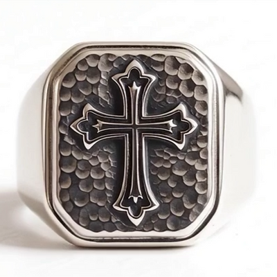 Bague Chrétienne en Argent Massif Martelé – Style Gothique Épuré