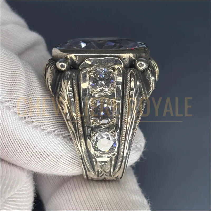 Grosse chevalière ornée en argent massif et moissanite