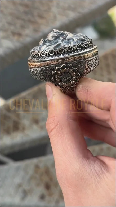 Grosse chevalière tête de lion – bague gitane aux yeux rubis