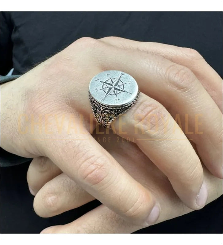 La bague ’étoile du nord’ – chevalière boussole en argent