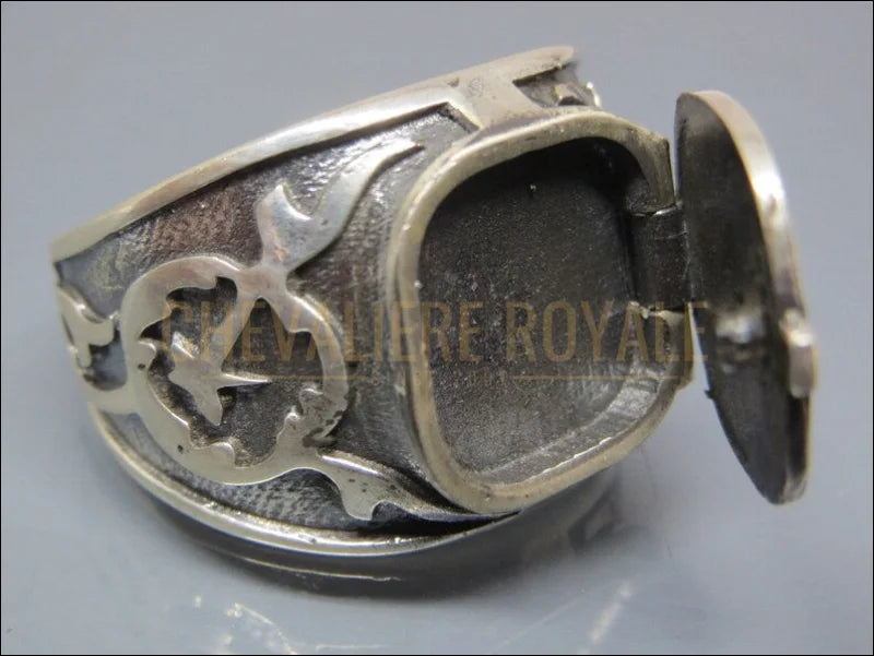 Le-Secret-des-Rois -Bague-Compartiment-Caché-Chevaliere-Royale