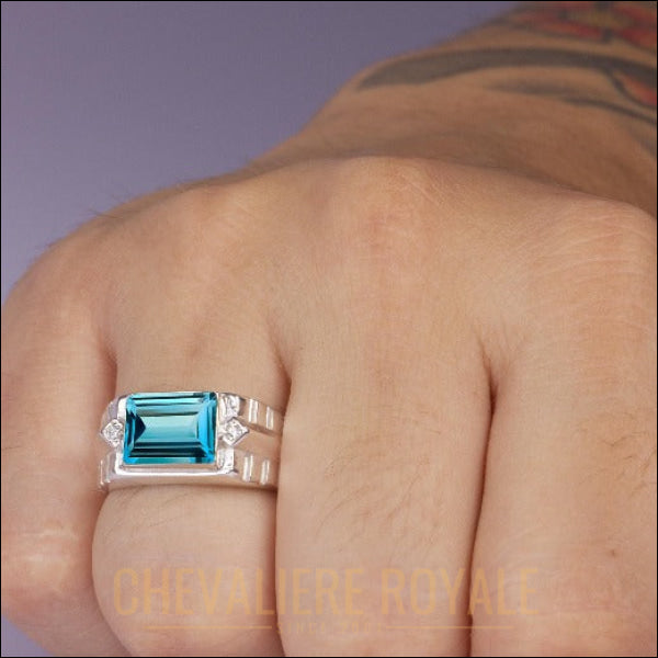Chevalière de luxe argent composée de topaze bleue et de 2 diamants