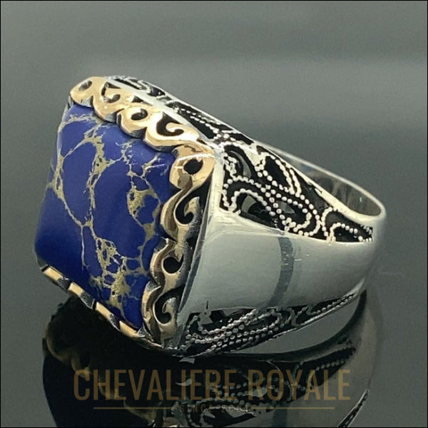 Chevalière en argent forme de coussin d'un magnifique lapis-lazuli