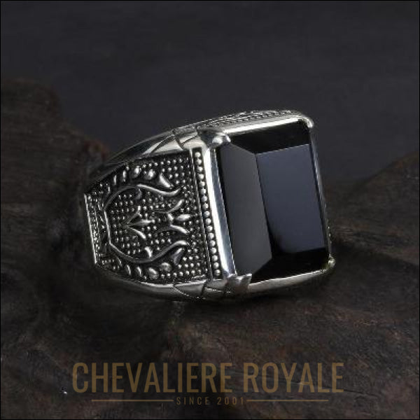 Chevaliere royale avec une pierre centrale en onyx noir de forme carrée pas cher