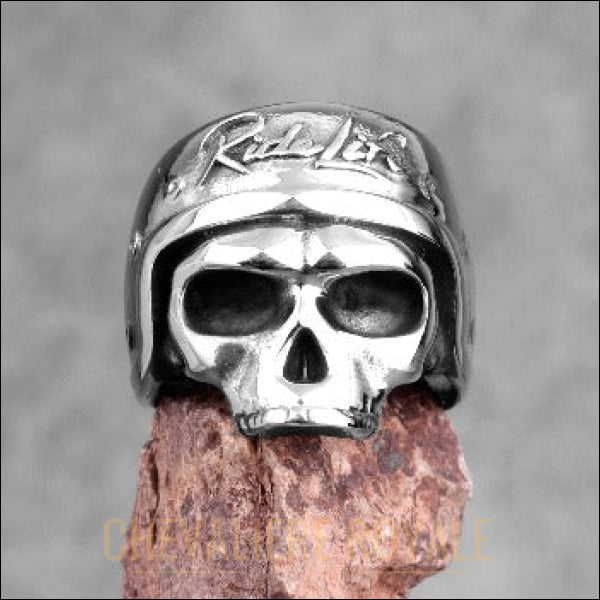 Chevalière en acier chirurgical avec un crâne portant un casque biker