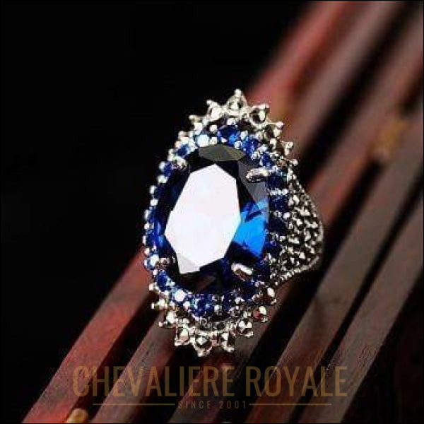Chevalière femme corpulente pierre ovale aveuglante en cristal bleu