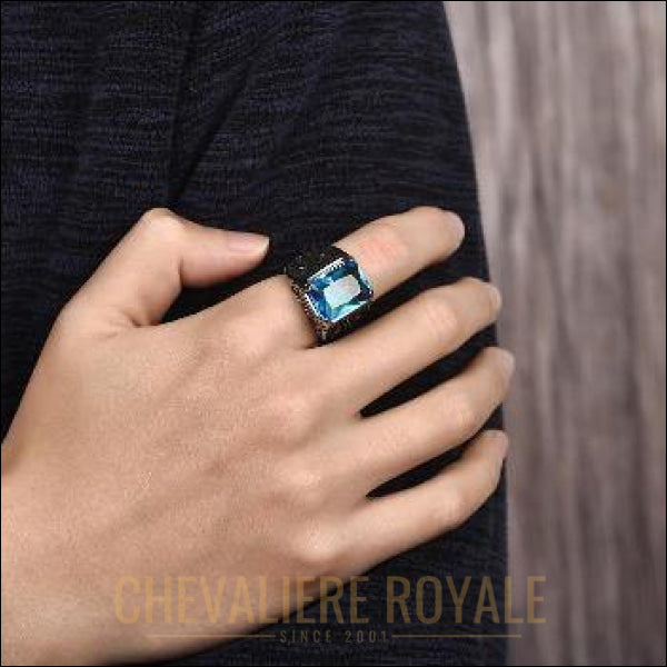 Chevaliere Royale - bague  homme acier inox carrée entourée de quatre crochets pierre bleu clair