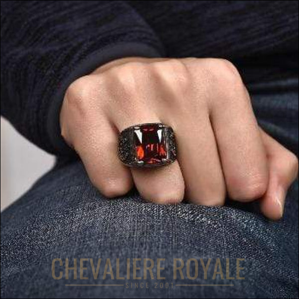 Chevaliere Royale - Bague homme acier inoxydable rouge bleu violet finement taillé 
