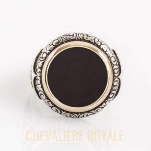 Chevalier royale homme avec pierre onyx plate de forme ronde en argent pas cher
