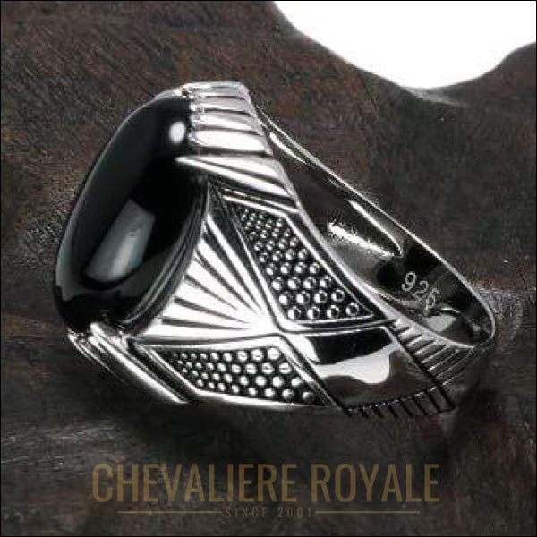 Chevaliere royale pour hommes avec pierres onyx noir design rock et modern 