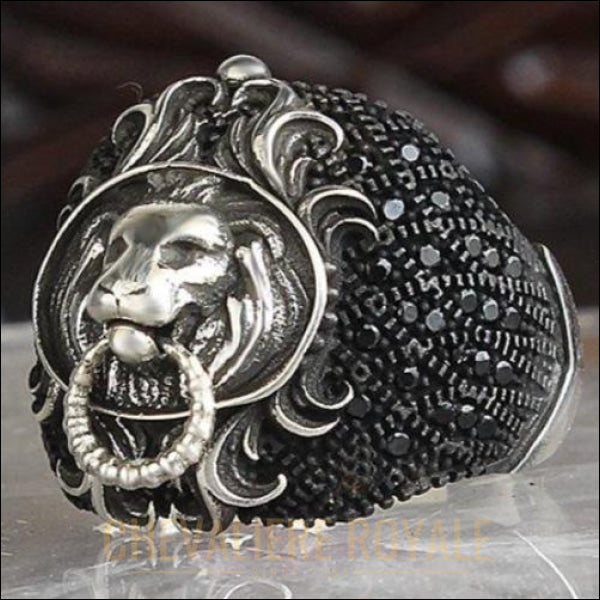 Bague chevalière tête de lion design unique sertie de pierre noir