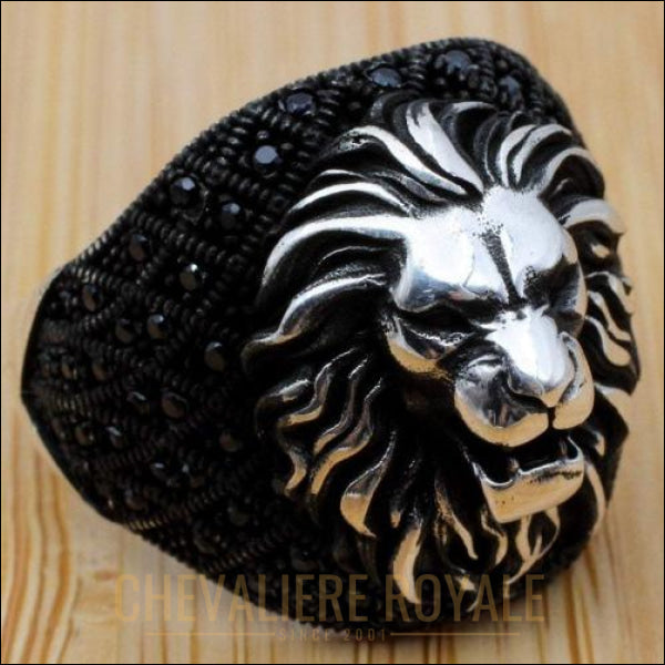 bague Chevalière tête de lion en argent avec la pierre onyx noire