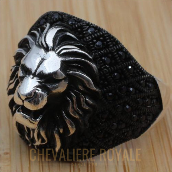 bague Chevalière tête de lion en argent avec l4onyx noire