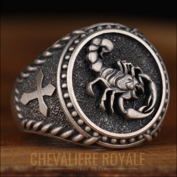 Chevalière Scorpion et Croix : Un bijou pour les croyants - Chevaliere Royale - 